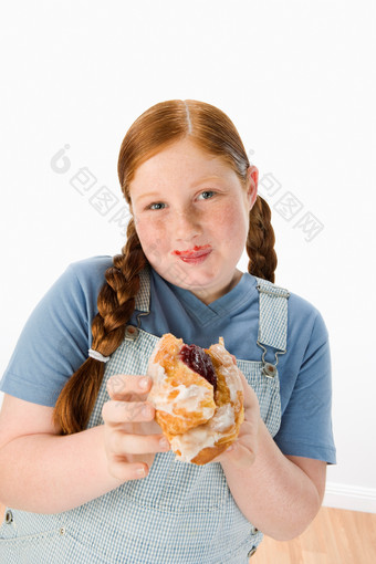 简约吃东西的胖女孩摄影图
