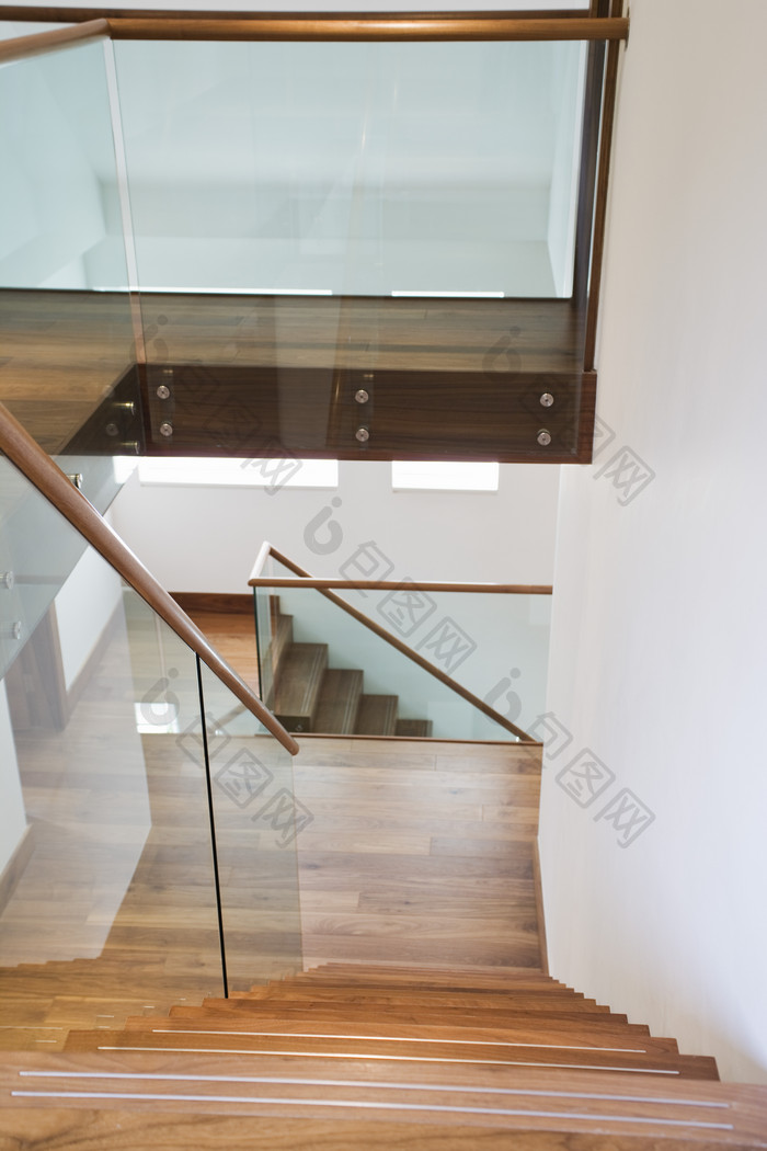 玻璃扶手楼梯摄影图