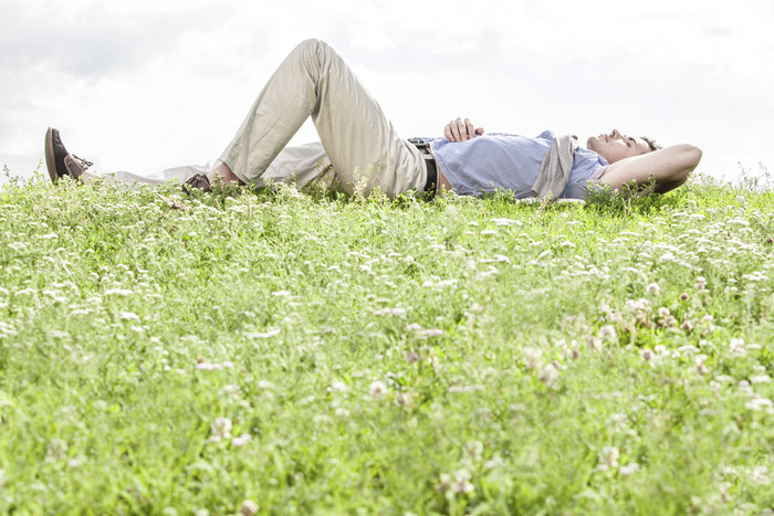小清新躺在草地上摄影图