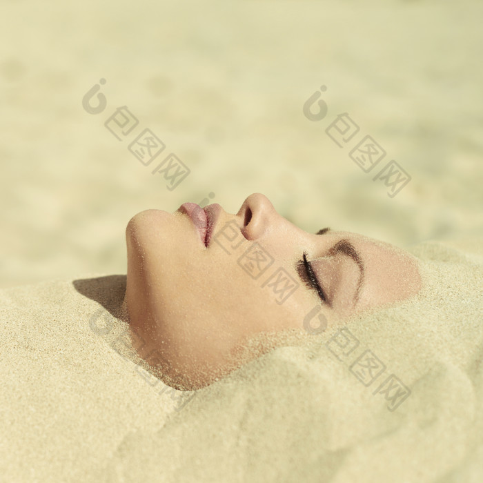 沙子里女人的脸摄影图