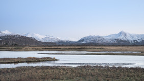 冬季雪山河流原野