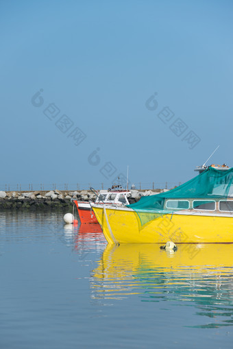 <strong>海上</strong>的黄色渔船摄影图