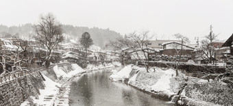 灰色<strong>冬季雪景</strong>河流