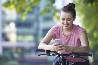 骑<strong>自行车</strong>上玩手机的女人