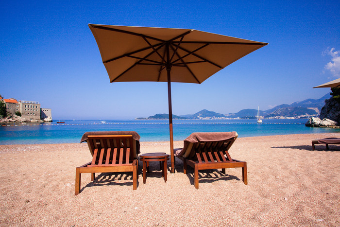 沙滩上沙滩椅和遮阳伞