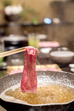 热的牛肉涮锅摄影图
