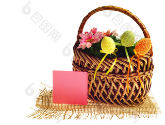 竹篮上的花朵和彩色鸡蛋