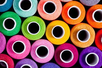 彩色的缝纫机线团