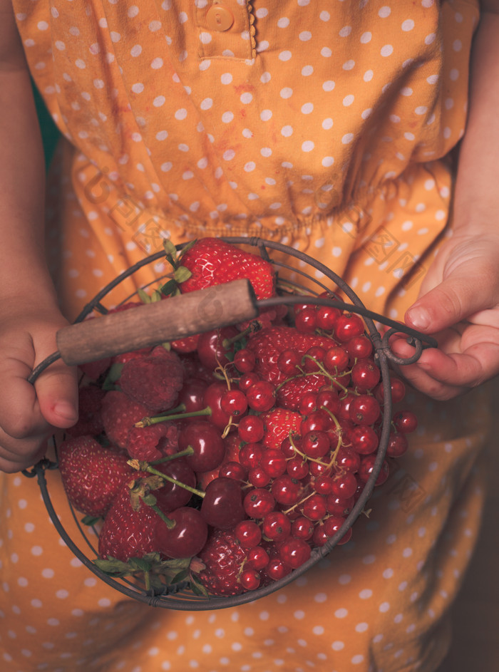 果盘中的草莓水果