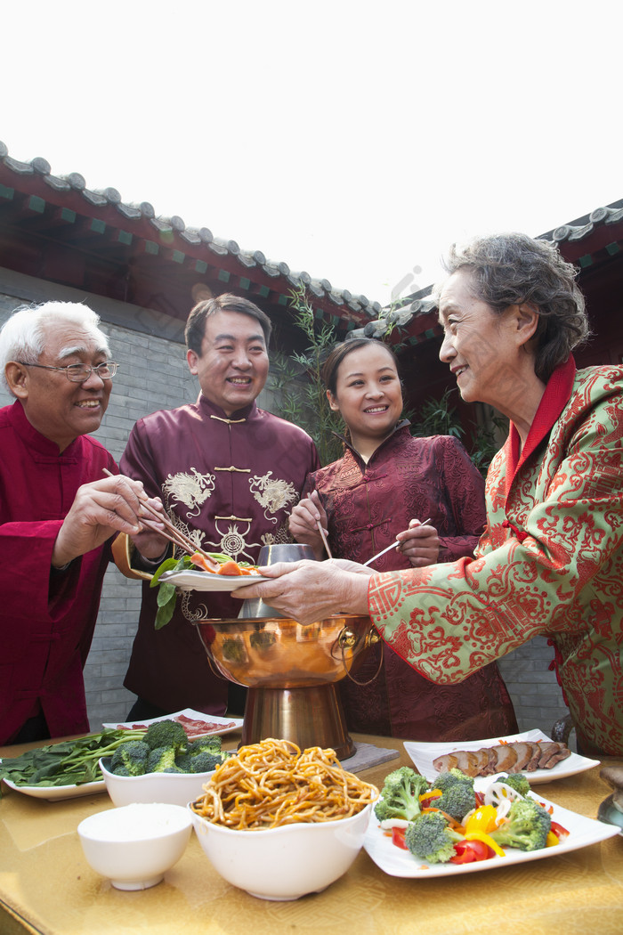 吃团圆饭的一家子