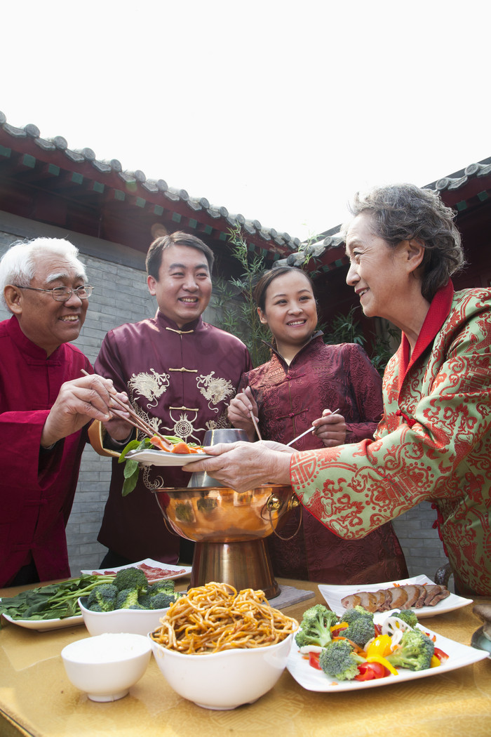 吃团圆饭的一家子