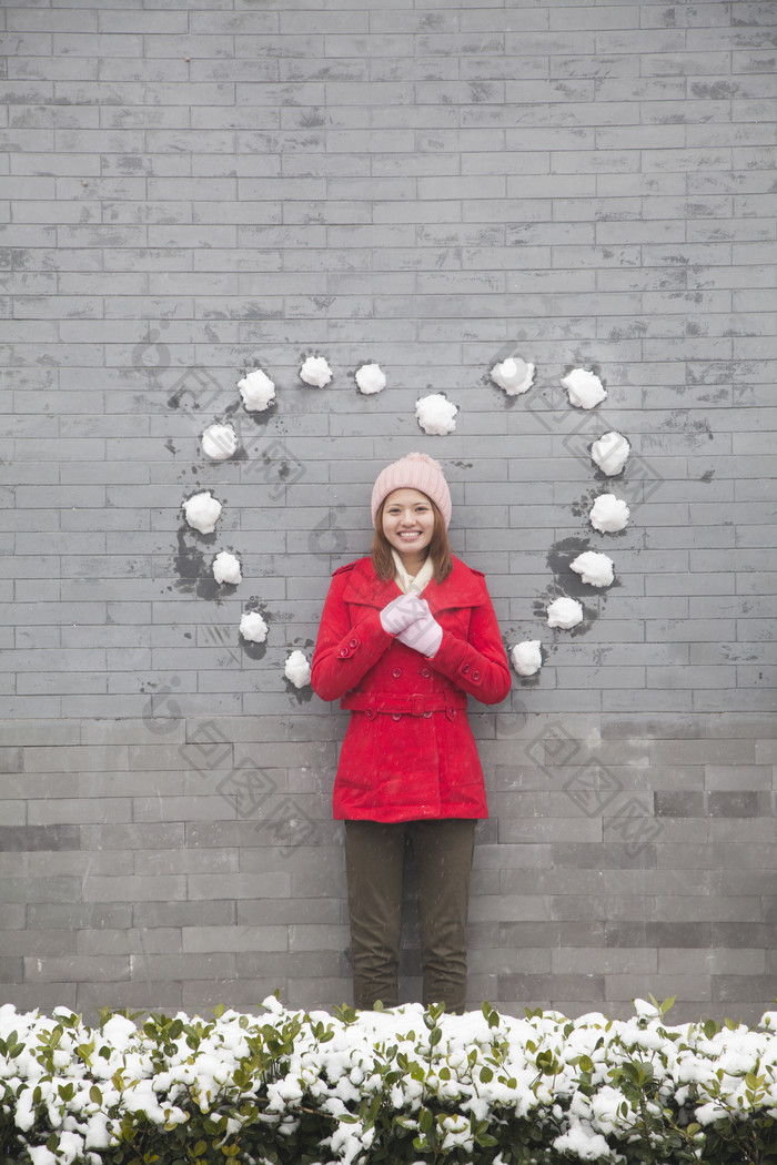 外国女孩冬天下雪寒冷的木棉花心型摄影