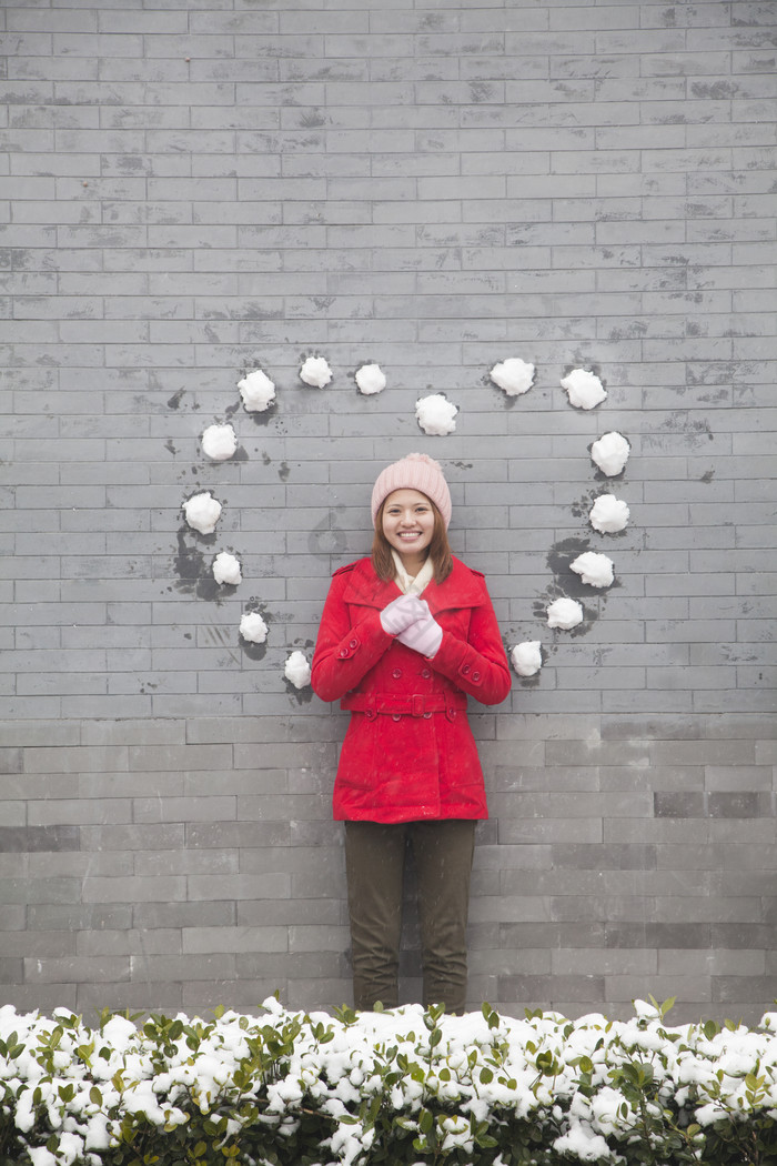 外国女孩冬天下雪寒冷的木棉花心型图片