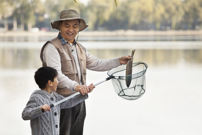 爷爷孙子钓鱼家人男人江边户外周末摄影图片