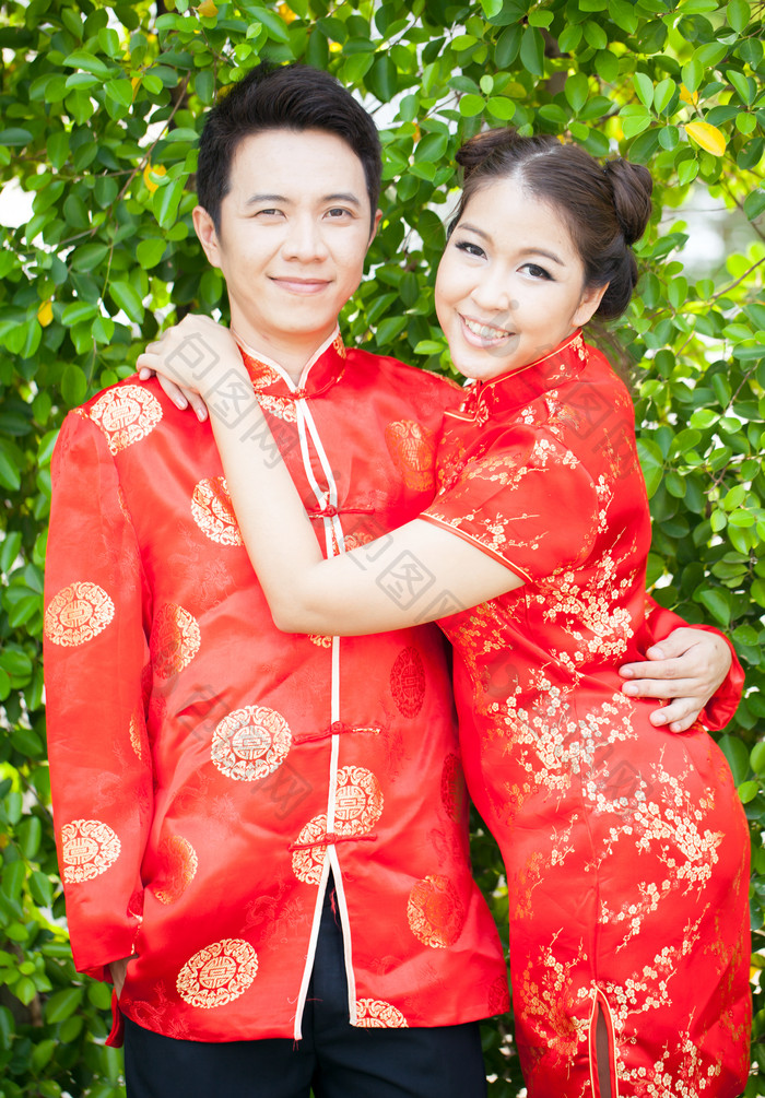 结婚婚纱照男人女人夫妻微笑红色的礼服摄影