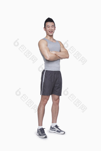 站着的年轻的健壮的有肌肉的男人休闲的锻炼