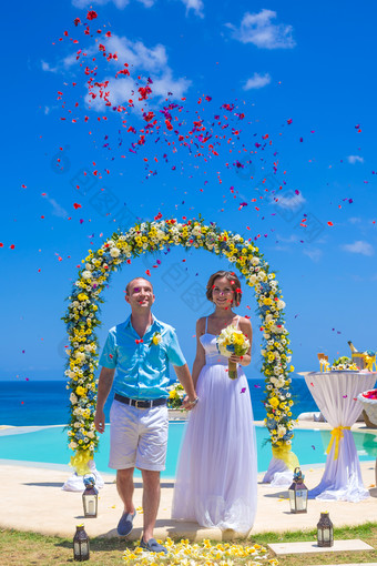 唯美<strong>沙滩</strong>上的婚礼摄影图