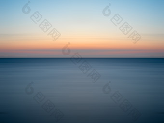 深色调黄昏中的美丽大海摄影图
