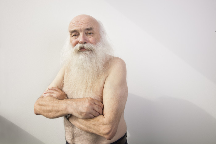灰色调赤裸上身的大胡子老人摄影图