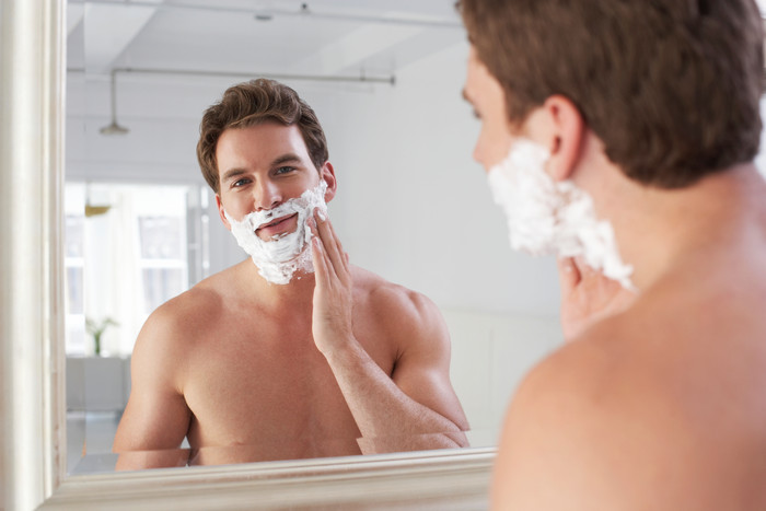 男性照镜子刮胡子