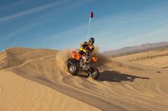 在沙漠中开摩托的男人