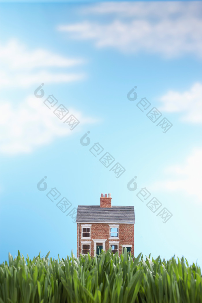 蓝天白云下的房屋绿草