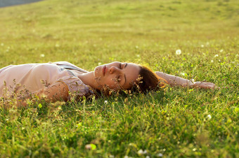 躺在原野上的美丽女孩