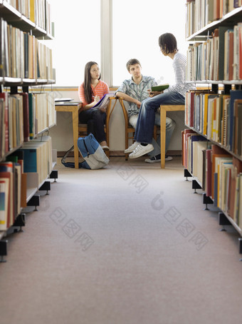 图书馆聊天的学生