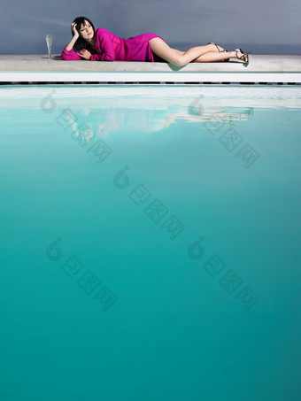 简约泳池边的长腿美女摄影图