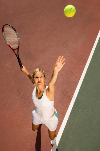 暗色调打网球的女子摄影图