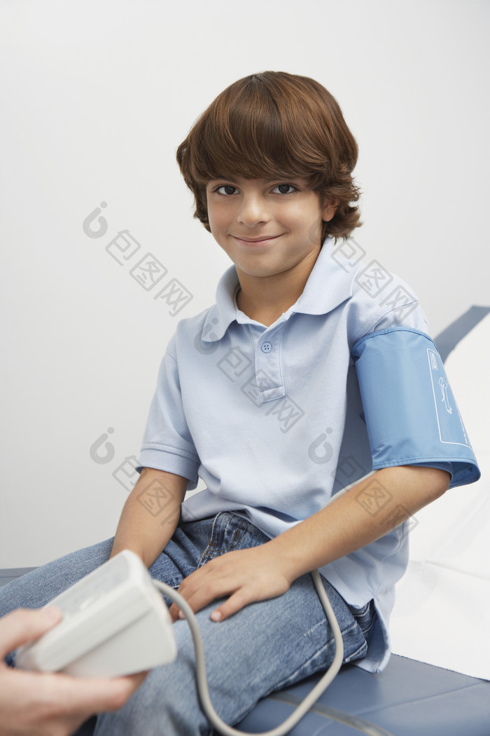 灰色调量血压的孩子摄影图