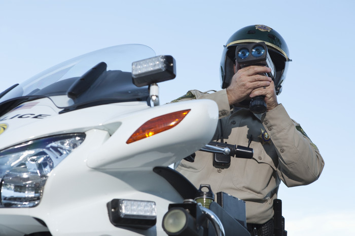 骑摩托车的警察摄影图