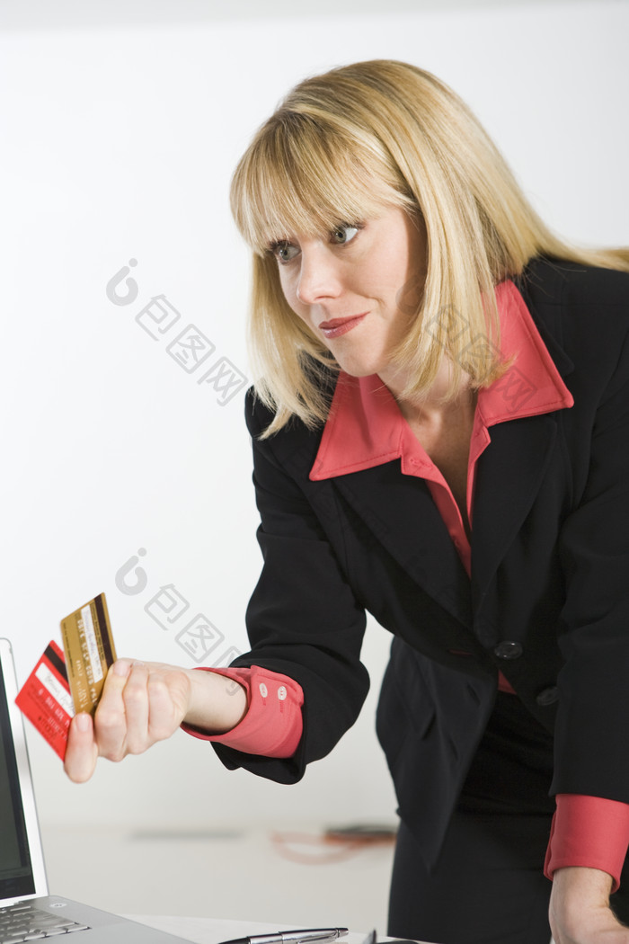 拿着银行卡的职业装女性