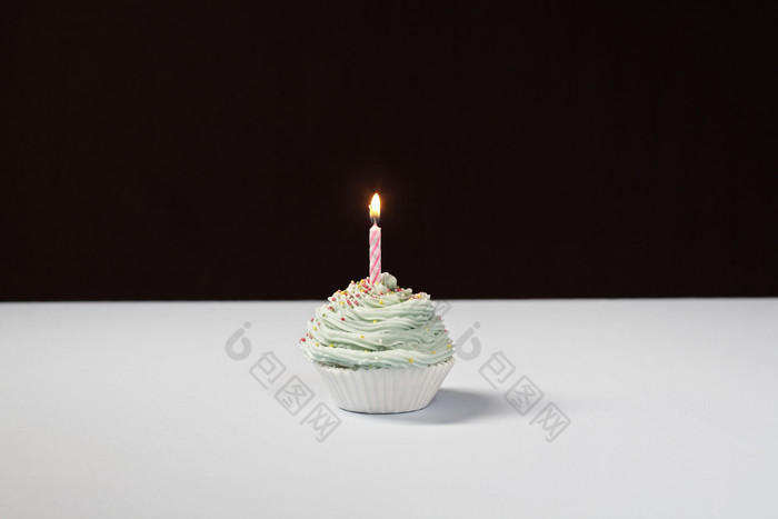 暗色调小生日蛋糕摄影图