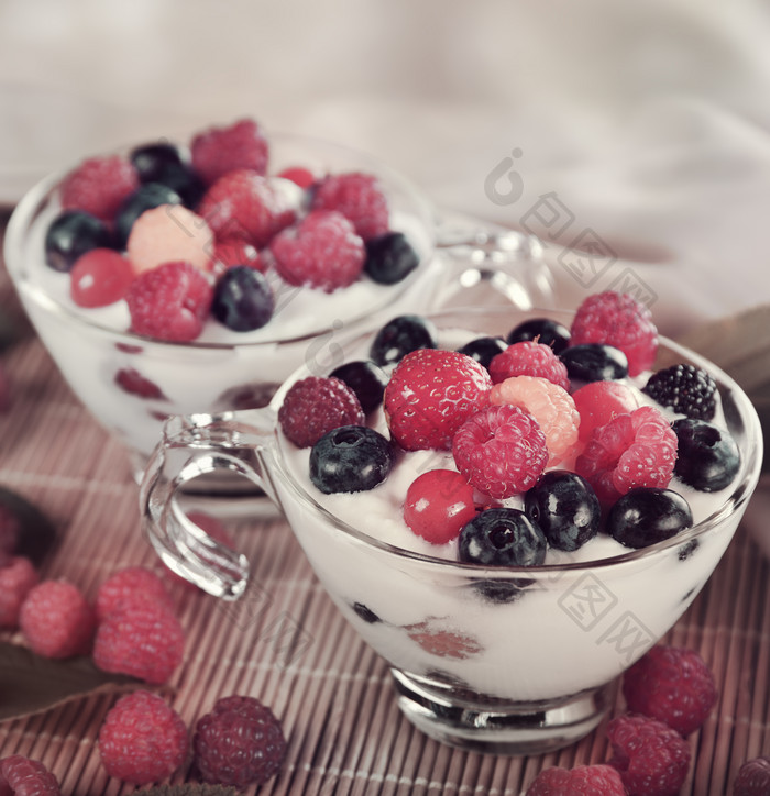 水果酸奶饮品摄影图