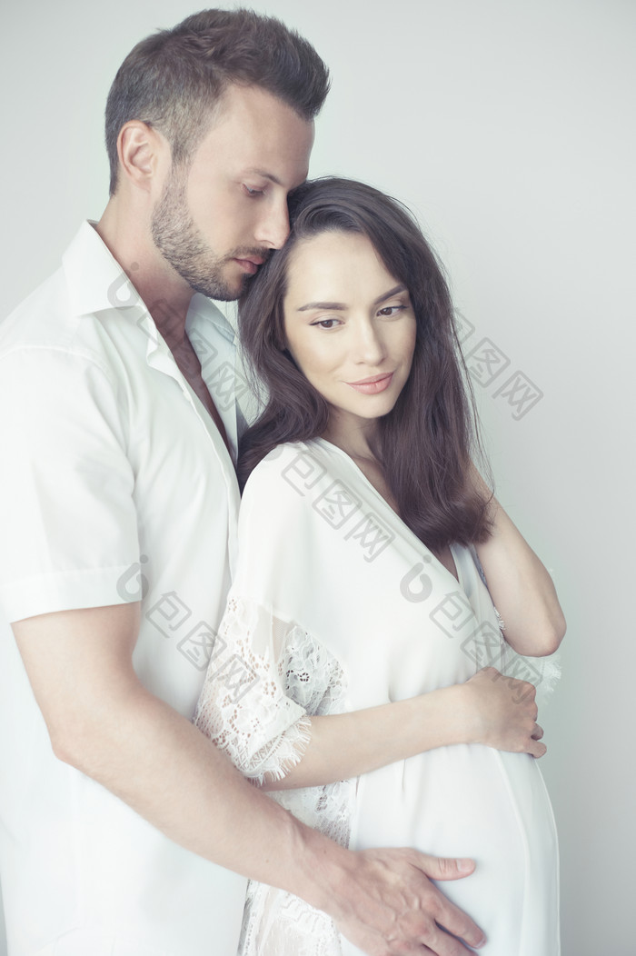 灰色照顾怀孕的妻子摄影图