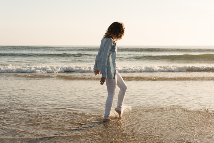夏日海滩边光脚的少女