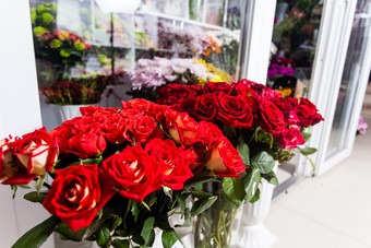 花店门口摆放的红玫瑰花束