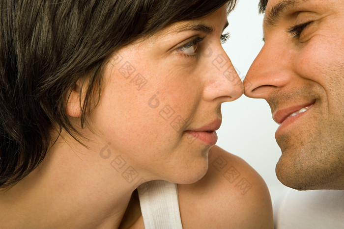 深色调对望的夫妇