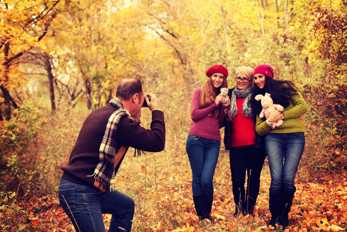 秋季树林里拍照的一家人