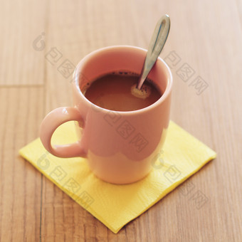 粉色杯子里的饮品咖啡