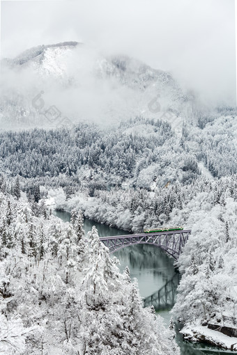 <strong>冬季山林</strong>里的桥摄影图