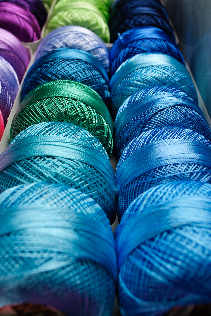 各种颜色的毛线摄影图