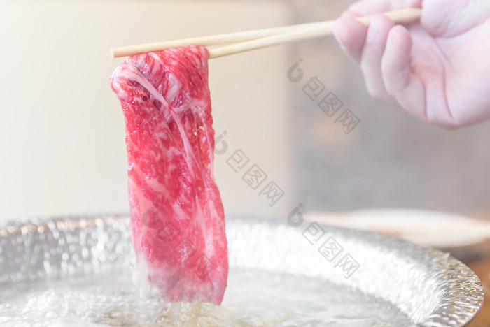 筷子夹着牛肉肉片