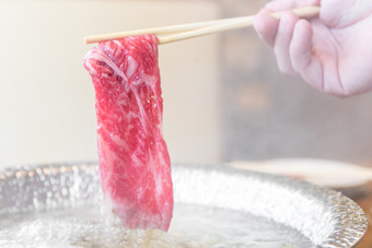 筷子夹着牛肉肉片