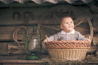 暗色调篮子中的婴儿摄影图