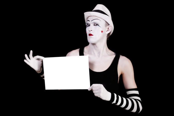 黑白风格拿板子的小丑摄影图