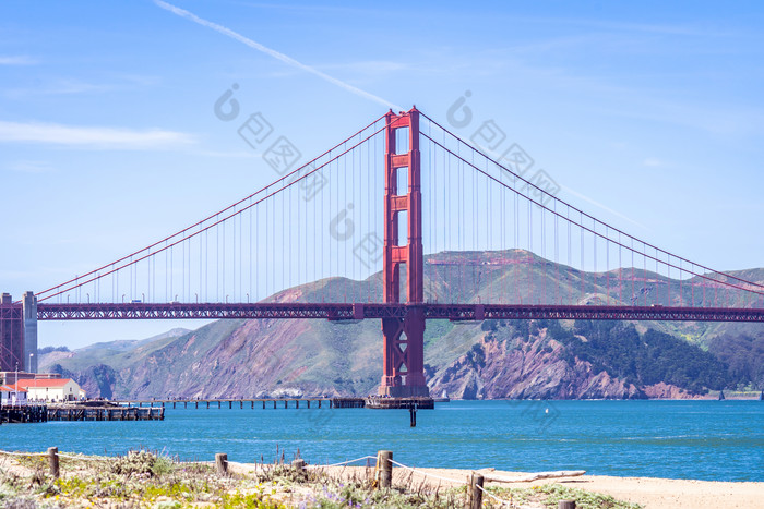 海上红色的高架桥