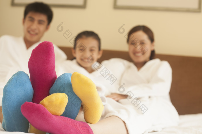一家人爸爸妈妈女儿酒店床上躺着微笑摄影图