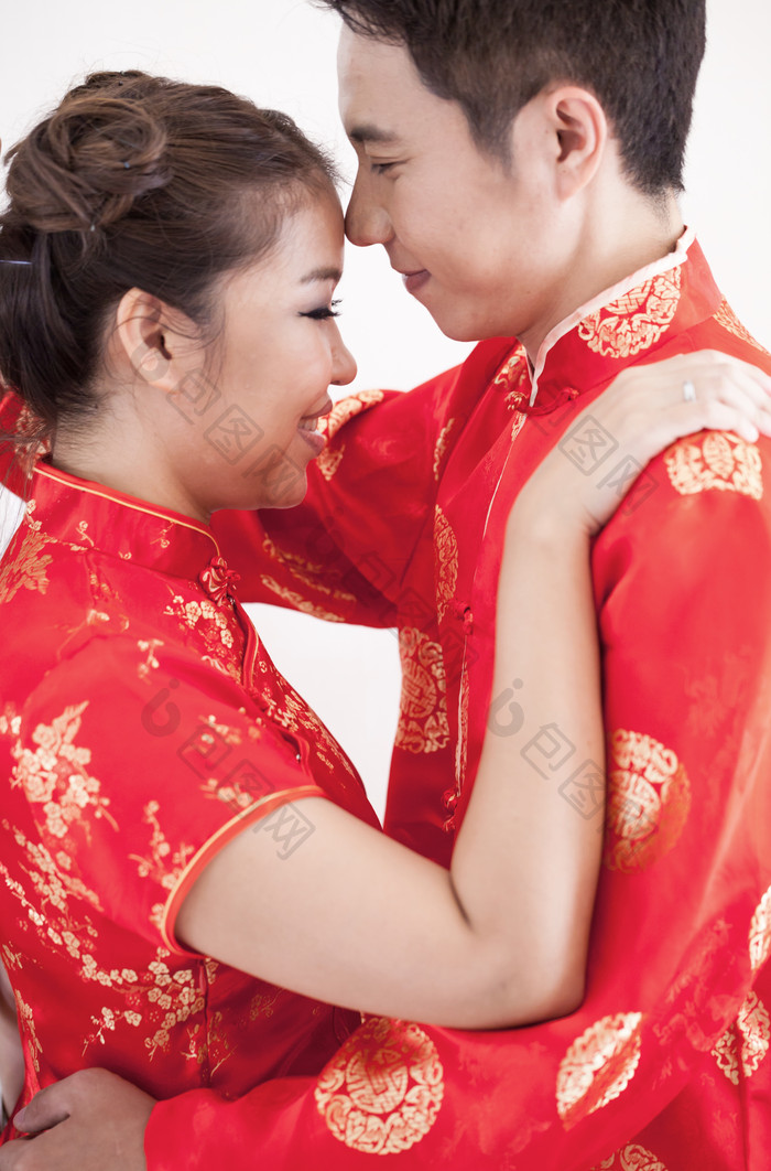 男人女人结婚红色的衣服礼服拥抱亲密的夫妻